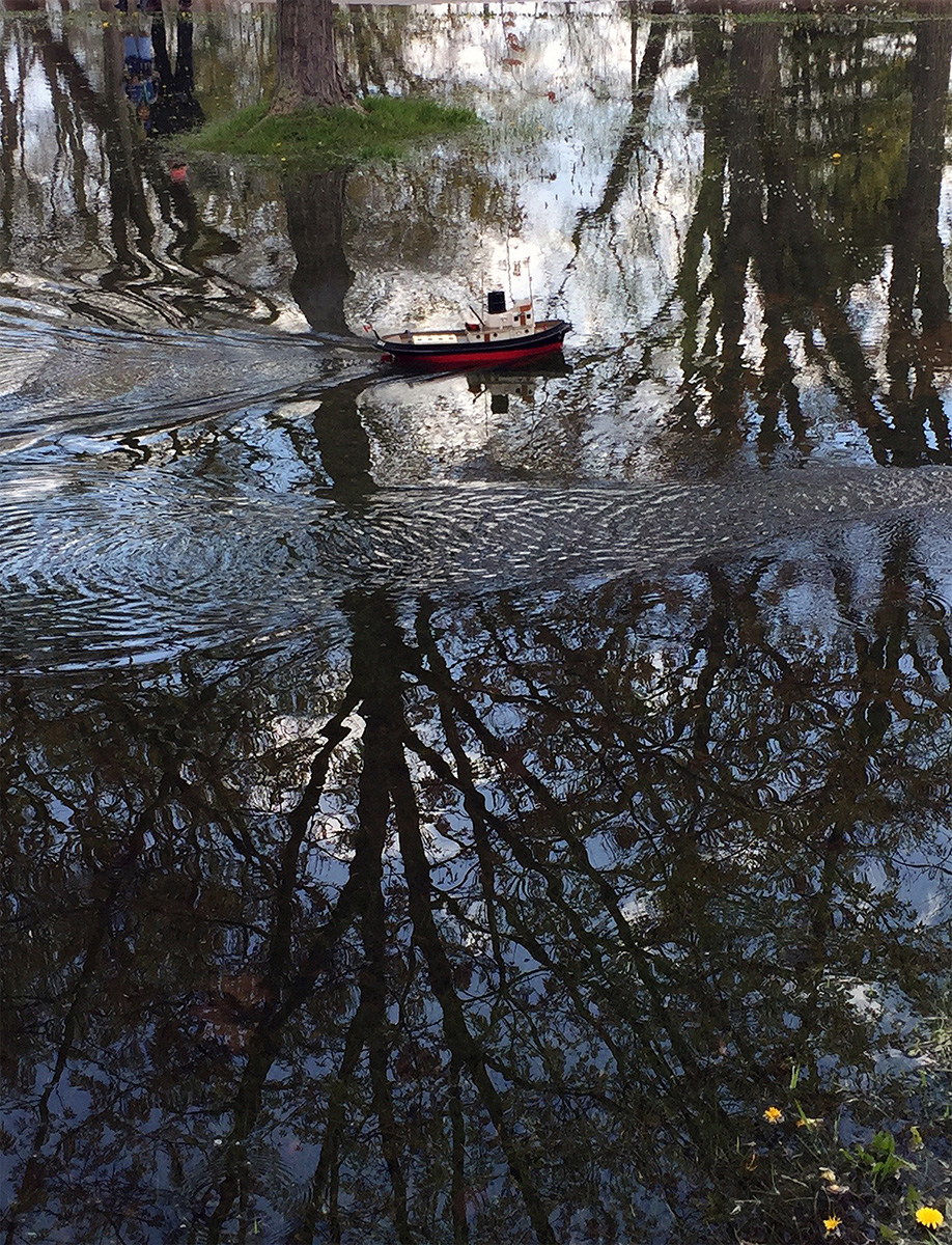 Toy boat